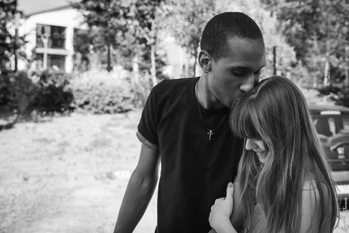 couple amoureux en noir et blanc