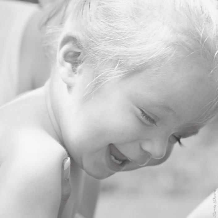 enfant riant en noir et blanc