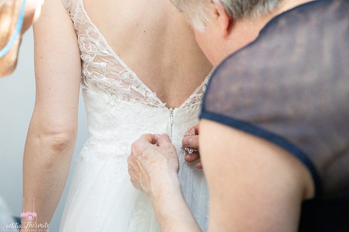 Preparatifs mariage ajustement robe